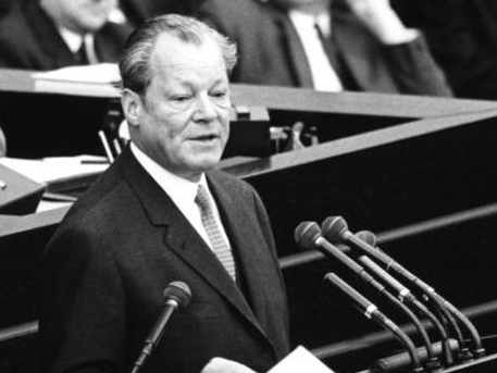 Willy Brandt während einer Rede im Deutschen Bundestag 1971