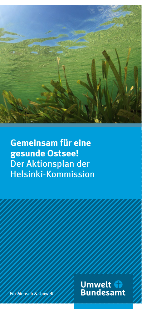 Die 1. Seite des Flyers mit dem Titel "Gemeinsam für eine gesunde Ostsee! Der Aktionsplan der Helsinki-Kommission", UBA-Logo und einer Unterwasseraufnahme mit grünem Seegras und klarem blauen Wasser darüber