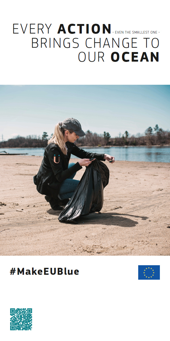 Frau am Strand beim Müllsammeln