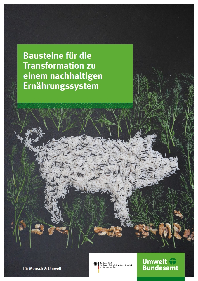 Bild einer Schweinesilhouette aus Reiskörnern auf dunklem Hintergrund, umgeben von Dill und Walnussstücken, die am Boden verstreut sind. Oben ein grünes Banner mit dem Text 'Bausteine für die Transformation zu einem nachhaltigen Ernährungssystem' in fetter weißer Schrift und unten ein kleineres grünes Banner mit dem Text 'Für Mensch & Umwelt' sowie dem Logo des Umweltbundesamtes.