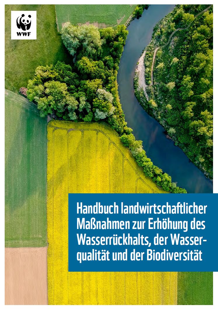 Titelbild eines WWF-Handbuchs mit dem Titel: „Handbuch landwirtschaftlicher Maßnahmen zur Erhöhung des Wasserrückhalts, der Wasserqualität und der Biodiversität“. Das Luftbild zeigt eine vielfältige Agrarlandschaft mit einem leuchtend gelben Rapsfeld, angrenzenden Grünflächen und einem geschwungenen Fluss, der durch bewaldetes Gebiet fließt. Links oben befindet sich das WWF-Logo mit dem Panda.