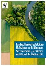 Titelbild eines WWF-Handbuchs mit dem Titel: „Handbuch landwirtschaftlicher Maßnahmen zur Erhöhung des Wasserrückhalts, der Wasserqualität und der Biodiversität“. Das Luftbild zeigt eine vielfältige Agrarlandschaft mit einem leuchtend gelben Rapsfeld, angrenzenden Grünflächen und einem geschwungenen Fluss, der durch bewaldetes Gebiet fließt. Links oben befindet sich das WWF-Logo mit dem Panda.